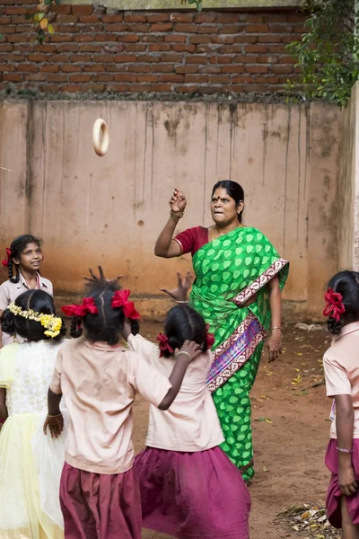 Belgesel yayın görüntü. Çocuklar ve öğretmenler okulun açık sporu.