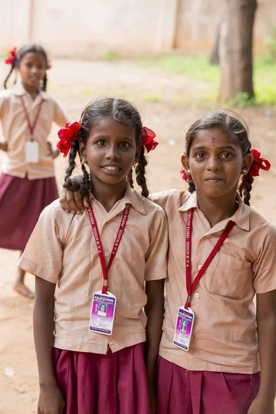 Belgesel yayın görüntü. Çocuklar ve öğretmenler okulun açık sporu.