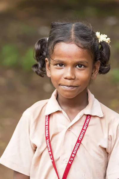 Belgesel yayın görüntü. Çocuklar ve öğretmenler okulun açık sporu.