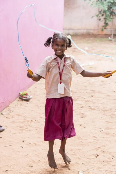Belgesel yayın görüntü. Mutlu pozitif çocuk oyun atlama ve açık havada gülüyor ip atlama oyun