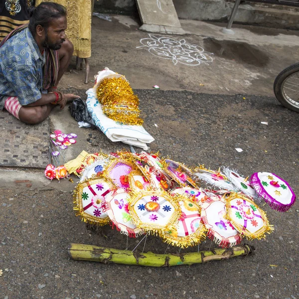 Belgesel yayın görüntü. Satıcı satış taze çiçekler, sebze, meyve, şemsiye Hindu Tanrı Ganesh yerel pazarda Ganesh ilk gününde korusun hayranları için