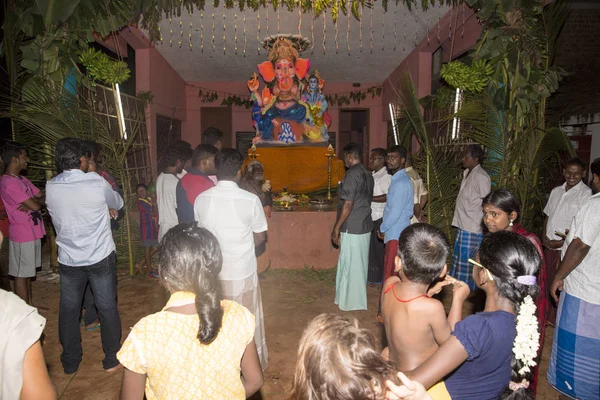 Film dokumentalny obrazu redakcji. Wielbiciele wokół posągu ganesha fo festiwalu — Zdjęcie stockowe