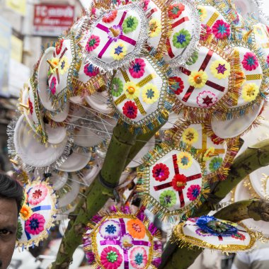 Şemsiye Hindu Tanrı Ganesh yerel pazarda Ganesh ilk gününde korusun hayranları için satan satıcı