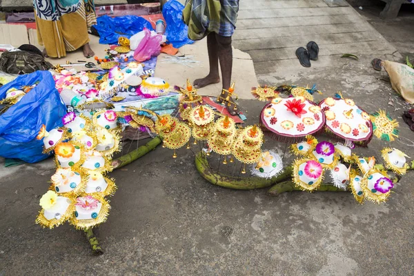 Satıcı satış taze çiçekler, sebze, meyve, şemsiye Hindu Tanrı Ganesh yerel pazarda Ganesh ilk gününde korusun hayranları için