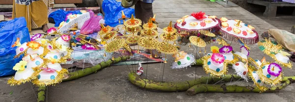 Verkäufer, der am ersten Tag des Ganesch frische Blumen, Gemüse, Früchte und Regenschirme für Anhänger des hinduistischen Gottes Ganesh auf dem lokalen Markt verkauft — Stockfoto