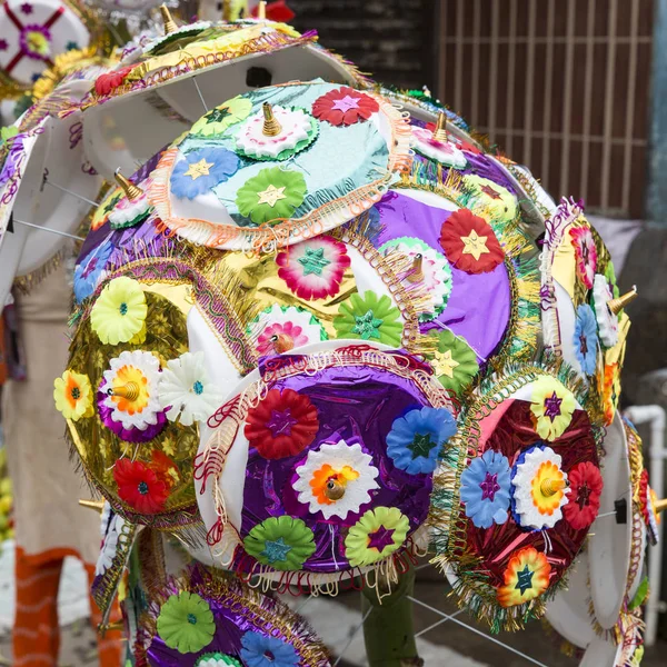 Şemsiye Hindu Tanrı Ganesh yerel pazarda Ganesh ilk gününde korusun hayranları için satan satıcı