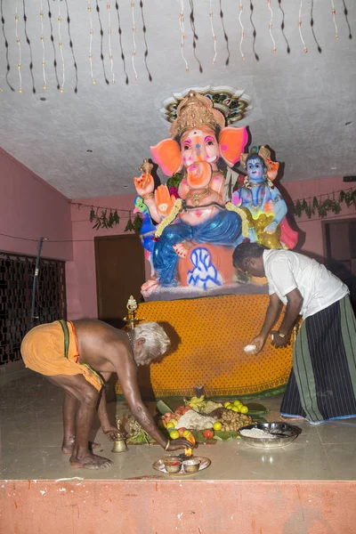 Documentaire redactionele beeld. Toegewijden rond ganesha standbeeld fo het festival — Stockfoto