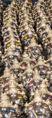 Birçok el içinde belgili tanımlık çarşı Ganesh Festival sırasında görüntülenen Ganesha Idol heykeller hazırlanmış.