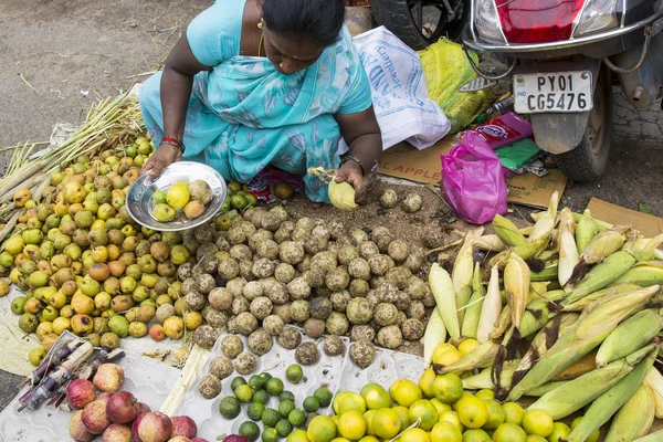 纪录片编辑图像。卖鲜花、 蔬菜、 水果、 伞奉献者们 Ganesh 的第一天祝福印度教神雕像在本地市场的供应商 — 图库照片