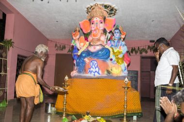 Belgesel yayın görüntü. Ganesha heykeli etrafında adanmışlar fo festival
