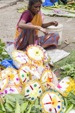 Belgesel yayın görüntü. Satıcı satış taze çiçekler, sebze, meyve, şemsiye Hindu Tanrı Ganesh yerel pazarda Ganesh ilk gününde korusun hayranları için