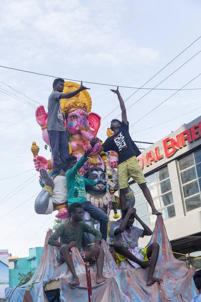 Belgesel yayın görüntü. Hayranları verirsin Ganesha atölyeden Hindu Lord Ganesha sırasında büyük crowds ile alayı chaturathi Festivali Caddesi boyunca getirmek için