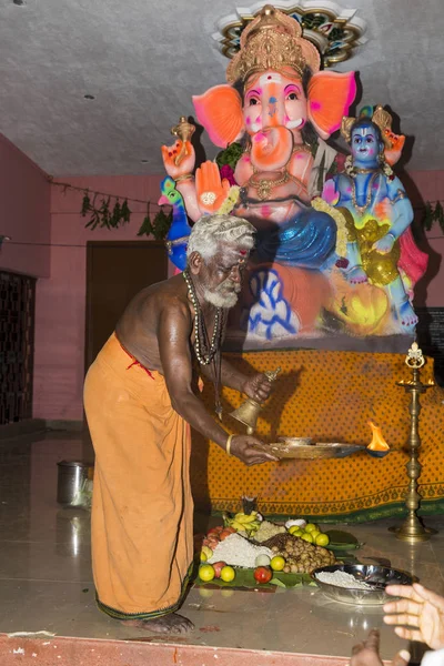 Imagen editorial documental. Devotos alrededor de estatua de ganesha para el festival —  Fotos de Stock