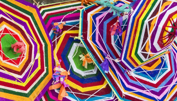 Paraguas coloridos en exhibición en el mercado callejero . —  Fotos de Stock