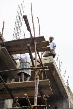 Belgesel yayın görüntü. Kimliği belirsiz heights adlı çalışır. Çok güvensiz iskeleler