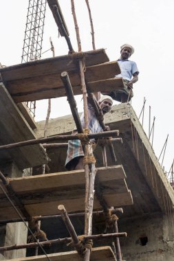 Belgesel yayın görüntü. Kimliği belirsiz heights adlı çalışır. Çok güvensiz iskeleler