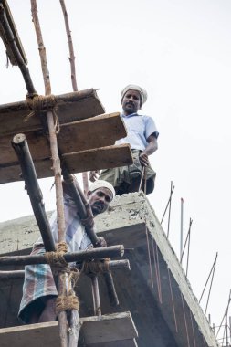 Belgesel yayın görüntü. Kimliği belirsiz heights adlı çalışır. Çok güvensiz iskeleler