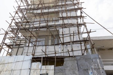 Belgesel yayın görüntü. Kimliği belirsiz heights adlı çalışır. Çok güvensiz iskeleler