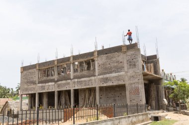 Evi inşa ediliyor, bitmiş değil