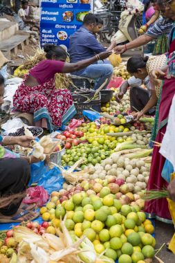 Belgesel yayın görüntü. Kimliği belirsiz bir Hint Tamil Nadu küçük kırsal köy pazarında meyve ve sebze onun dükkanında.