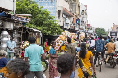 Belgesel yayın görüntü. Kimliği belirsiz bir Hint Tamil Nadu içinde küçük bir kırsal kasabada onun şemsiye Pazar dükkanında.