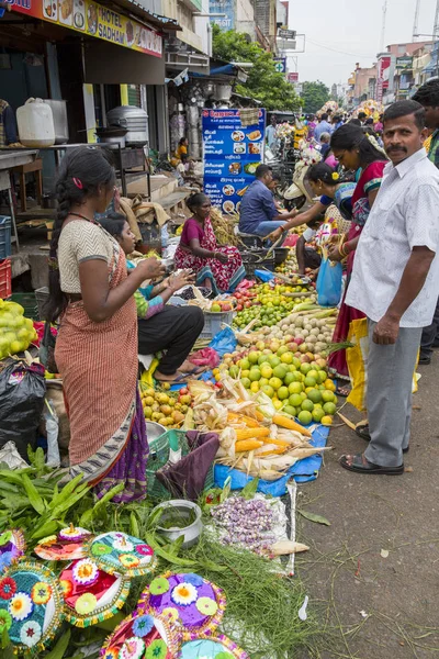 Belgesel yayın görüntü. Kimliği belirsiz bir Hint Tamil Nadu küçük kırsal köy pazarında meyve ve sebze onun dükkanında.