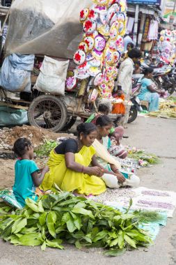 Belgesel yayın görüntü. Kimliği belirsiz bir Hint Tamil Nadu küçük kırsal köy pazarında meyve ve sebze onun dükkanında.