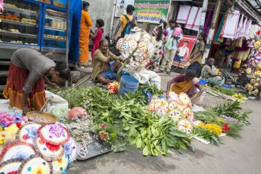 Belgesel yayın görüntü. Kimliği belirsiz bir Hint Tamil Nadu küçük kırsal köy pazarında meyve ve sebze onun dükkanında.