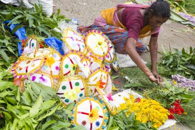 Belgesel yayın görüntü. Kimliği belirsiz bir Hint Tamil Nadu içinde küçük bir kırsal kasabada onun şemsiye Pazar dükkanında.