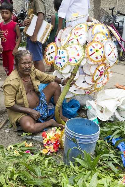 Film dokumentalny obrazu redakcji. Niezidentyfikowane Indian o jego sklep owocowo -warzywny w małym miasteczku rynku w Tamil Nadu. — Zdjęcie stockowe