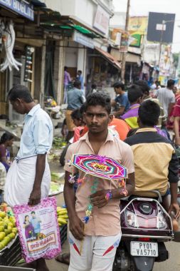 Belgesel yayın görüntü. Kimliği belirsiz bir Hint Tamil Nadu küçük kırsal köy pazarında meyve ve sebze onun dükkanında.