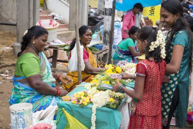 Documetary Editör görüntü. Kimliği belirsiz kadın satmak Hindistan'da açık ana Pazar çiçeklere oluşturma ipler.