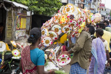 Belgesel yayın görüntü. Kimliği belirsiz bir Hint Tamil Nadu içinde küçük bir kırsal kasabada onun şemsiye Pazar dükkanında.