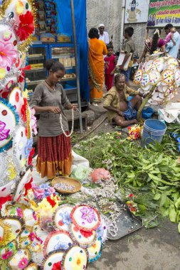 Belgesel yayın görüntü. Kimliği belirsiz bir Hint Tamil Nadu küçük kırsal köy pazarında meyve ve sebze onun dükkanında.
