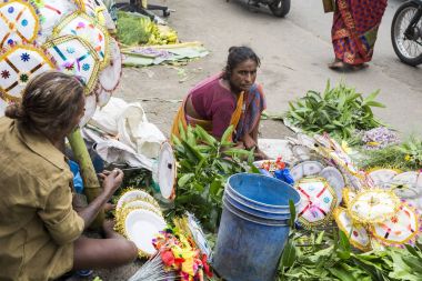 Belgesel yayın görüntü. Kimliği belirsiz bir Hint Tamil Nadu küçük kırsal köy pazarında meyve ve sebze onun dükkanında.