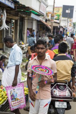 Belgesel yayın görüntü. Kimliği belirsiz bir Hint Tamil Nadu küçük kırsal köy pazarında meyve ve sebze onun dükkanında.