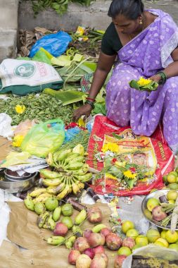 Belgesel yayın görüntü. Kimliği belirsiz bir Hint Tamil Nadu küçük kırsal köy pazarında meyve ve sebze onun dükkanında.