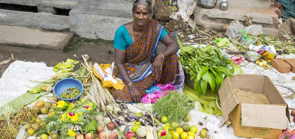 Belgesel yayın görüntü. Kimliği belirsiz bir Hint Tamil Nadu küçük kırsal köy pazarında meyve ve sebze onun dükkanında.