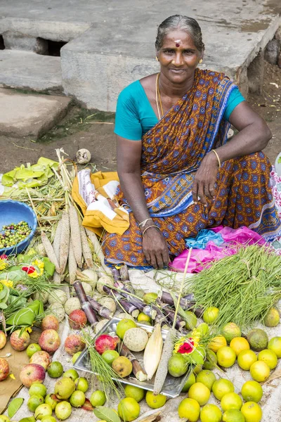 Belgesel yayın görüntü. Kimliği belirsiz bir Hint Tamil Nadu küçük kırsal köy pazarında meyve ve sebze onun dükkanında.