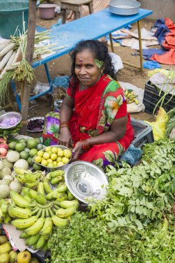 Belgesel yayın görüntü. Kimliği belirsiz bir Hint Tamil Nadu küçük kırsal köy pazarında meyve ve sebze onun dükkanında.