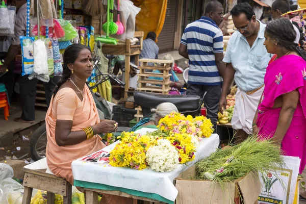 Documetary Editör görüntü. Kimliği belirsiz kadın satmak Hindistan'da açık ana Pazar çiçeklere oluşturma ipler.