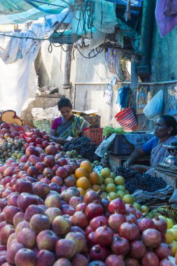 Belgesel yayın görüntü. Kimliği belirsiz bir Hint Tamil Nadu küçük kırsal köy pazarında meyve ve sebze onun dükkanında.