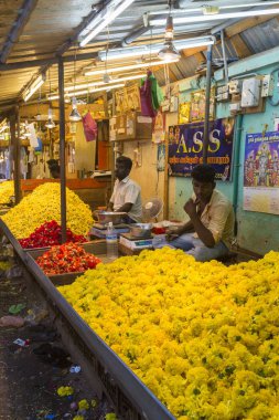 Documetary Editör görüntü. Kimliği belirsiz kadın satmak Hindistan'da açık ana Pazar çiçeklere oluşturma ipler.
