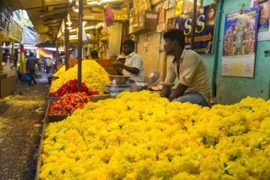 Documetary Editör görüntü. Kimliği belirsiz kadın satmak Hindistan'da açık ana Pazar çiçeklere oluşturma ipler.