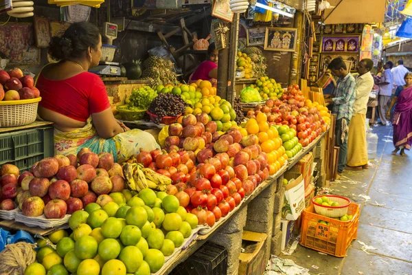 纪录片的编辑形象。一个身份不明的印度人在他的水果和蔬菜店在泰米尔纳德邦的小乡村市场. — 图库照片