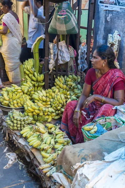 Imagen editorial documental. Un indio no identificado en su tienda de frutas y verduras en un pequeño mercado rural en Tamil Nadu . — Foto de Stock