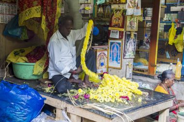Documetary Editör görüntü. Kimliği belirsiz kadın satmak Hindistan'da açık ana Pazar çiçeklere oluşturma ipler.