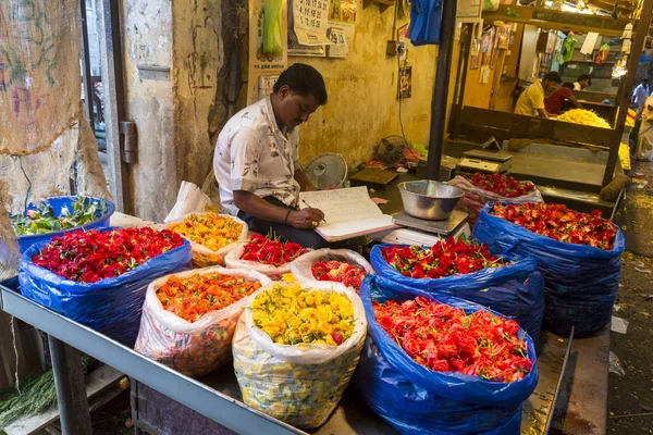 题名编辑形象。身份不明的男人女人在印度户外主要市场销售创造花卉的绳索. — 图库照片