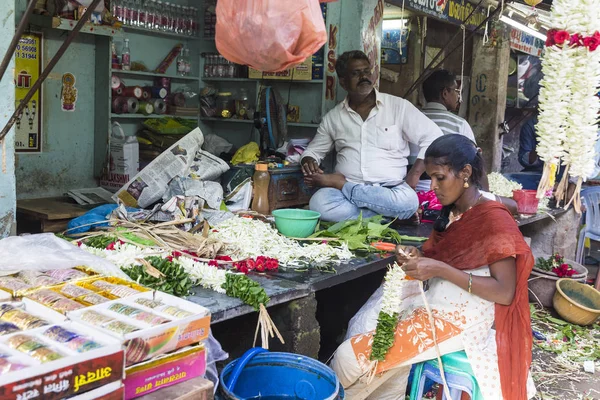 Документальное редакционное изображение. Неизвестный индеец в своём овощно-фруктовом магазине на небольшом сельском рынке в Тамилнад . — стоковое фото