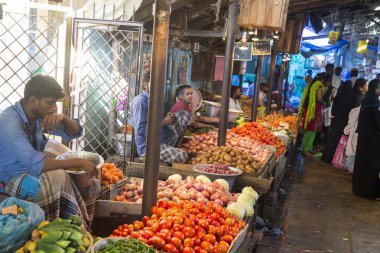 Belgesel yayın görüntü. Kimliği belirsiz bir Hint Tamil Nadu küçük kırsal köy pazarında meyve ve sebze onun dükkanında.